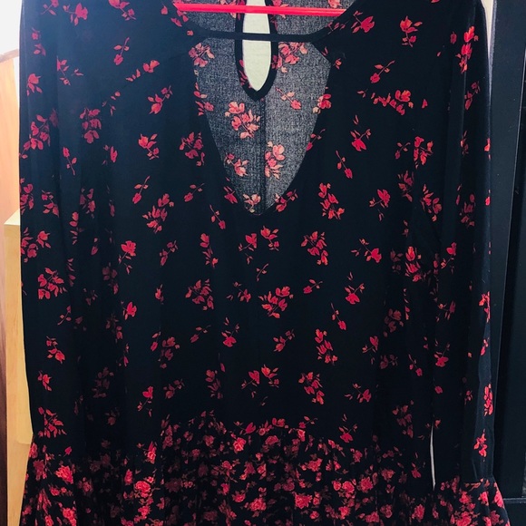 MOSSIMO - SZ L BLACK/RED TOP W/ BELL SLEEVES - Picture 4 of 6